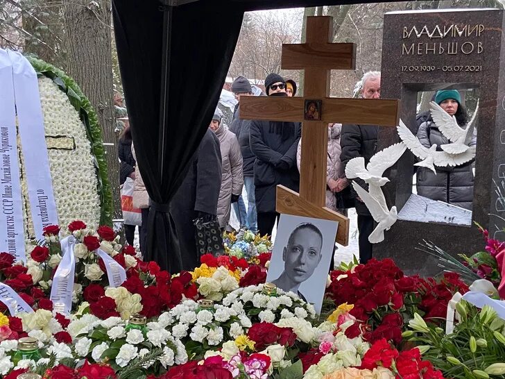 Рядом с кем похоронили ширвиндта. Могила Инны Чуриковой на Новодевичьем кладбище.