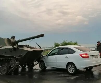 Танк наехал на машину