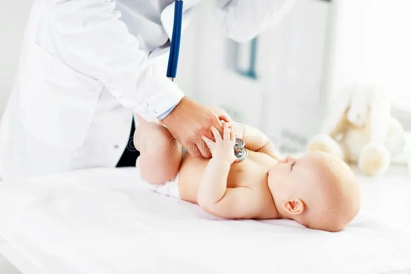 Первые врачи новорожденного. Обследование новорожденного. Педиатрия Новорожденные. Осмотр новорожденного педиатром.