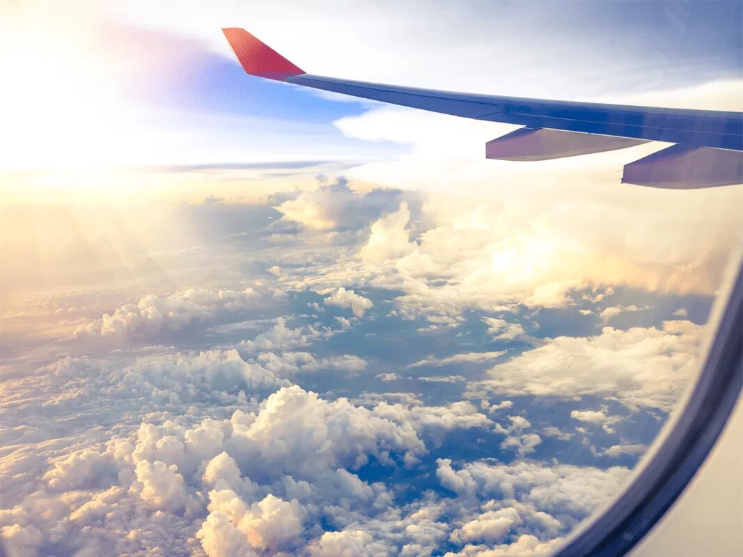 Полет на самолете влияет. Крыло самолета Азур. Небо из иллюминатора самолета. Вид из иллюминатора. Облака из иллюминатора.