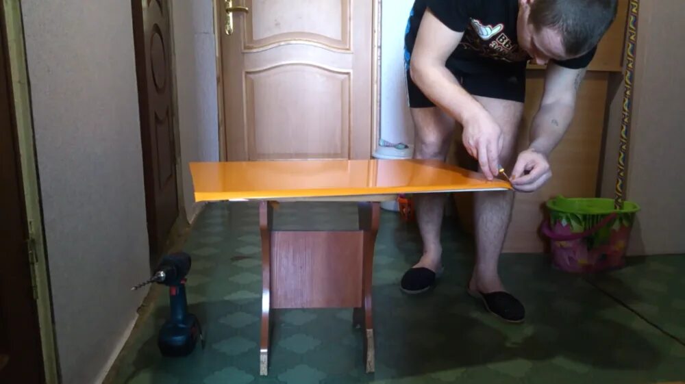 поклейка пвх пленки на мдф. чем приклеить пленку на фасаде. нанесение пленки пвх на фасады. отклеилась мебельной пленки. нанесение пленки на мдф своими руками.