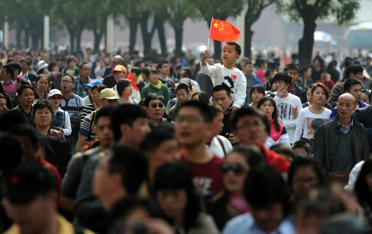 Почему в китае много людей. Много китайцев. Китай много людей. Жители Китая. Очень много китайцев.