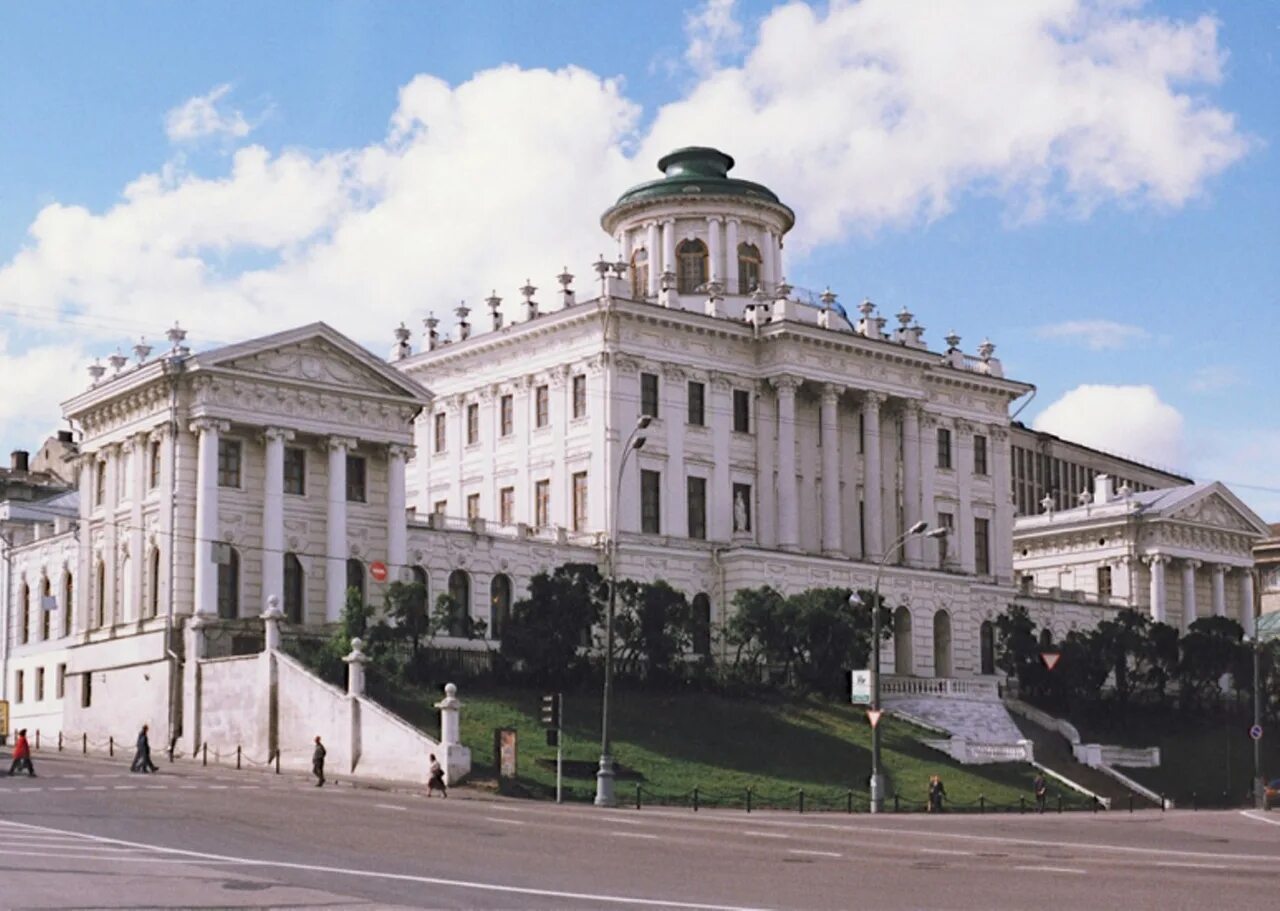 Здание построенное в 18 веке. Дом Пашкова 18 век. Дом Пашкова Румянцевский музей Архитектор.