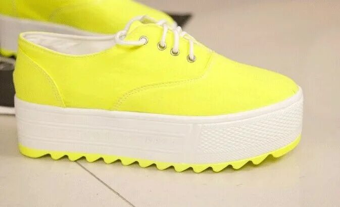 Желтая подошва на кроссовках. Кроссовки лимонного цвета женские. Кеды с желтой подошвой. Желтые кроссовки на платформе. Кеды женские с желтой подошвой.
