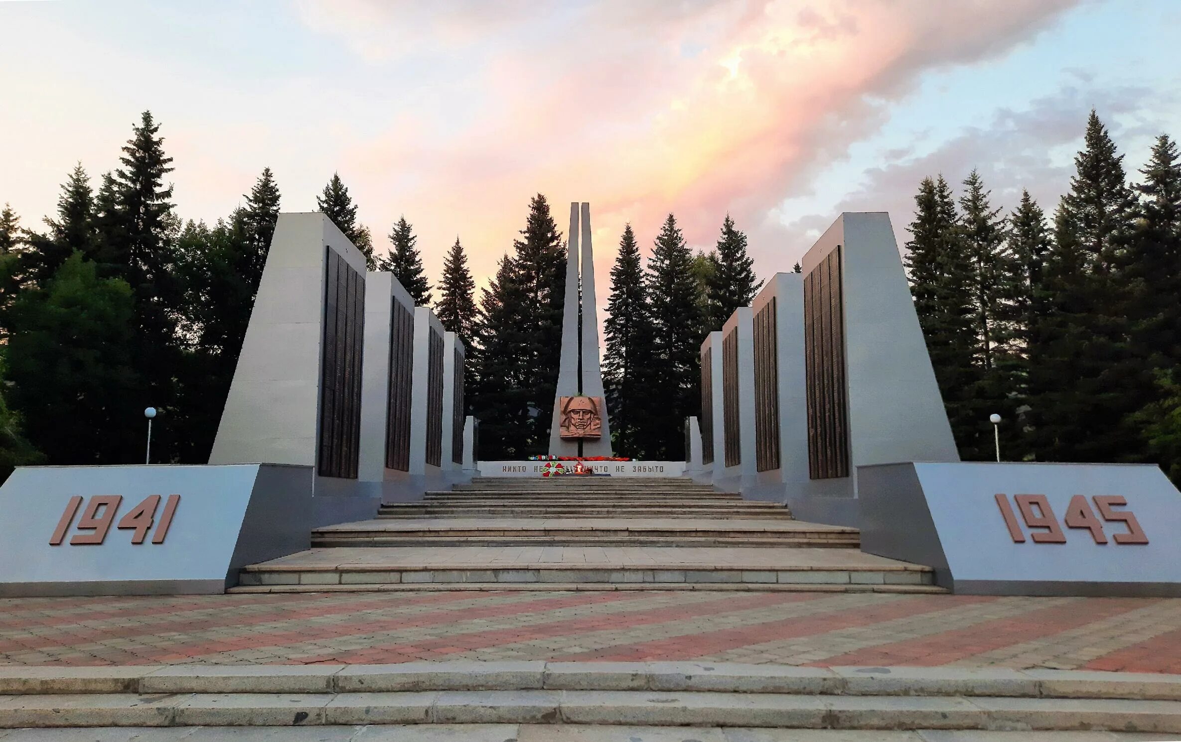 Победа горно алтайск. Мемориал славы Горно-Алтайск. Парк Победы Горно-Алтайск. Парк Победы в Горно Алтайске. Мемориальный комплекс в Горно Алтайске.