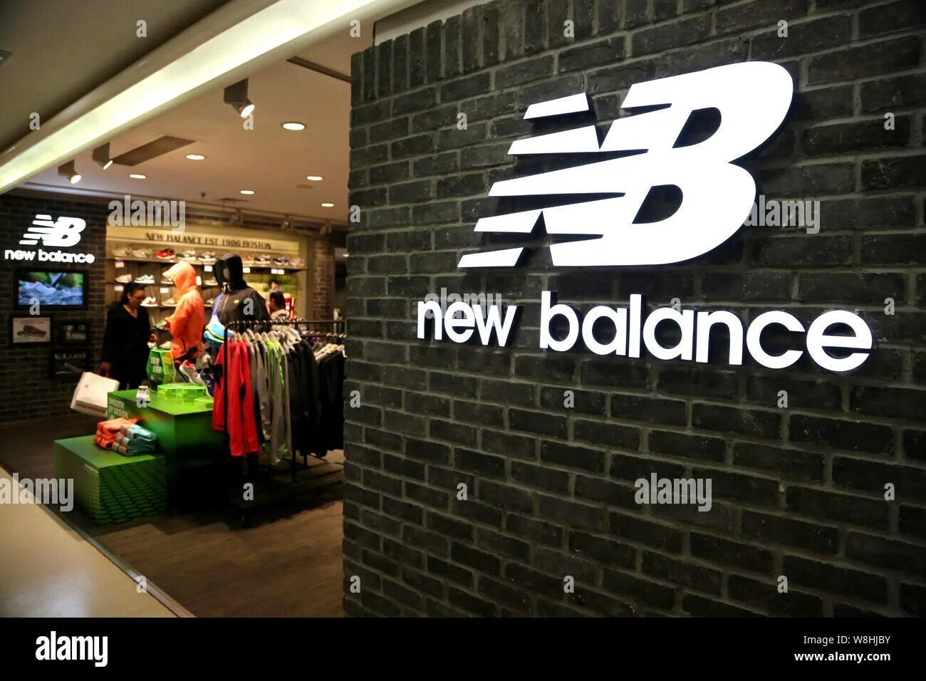 New shop 8. Магазин New Balance 2023. New Balance вывеска. New Balance фото магазинов. Магазин New Balance в Москве.