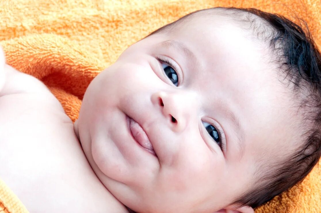 Ребенок 7 месяцев высовывает язык. Ребенок 7 месяцев высовывает язык. Ребенок в 3 месяца вываливает язык. Ребенок с высунутым языком. Маленький ребенок 10 месяцев высовывает язык.