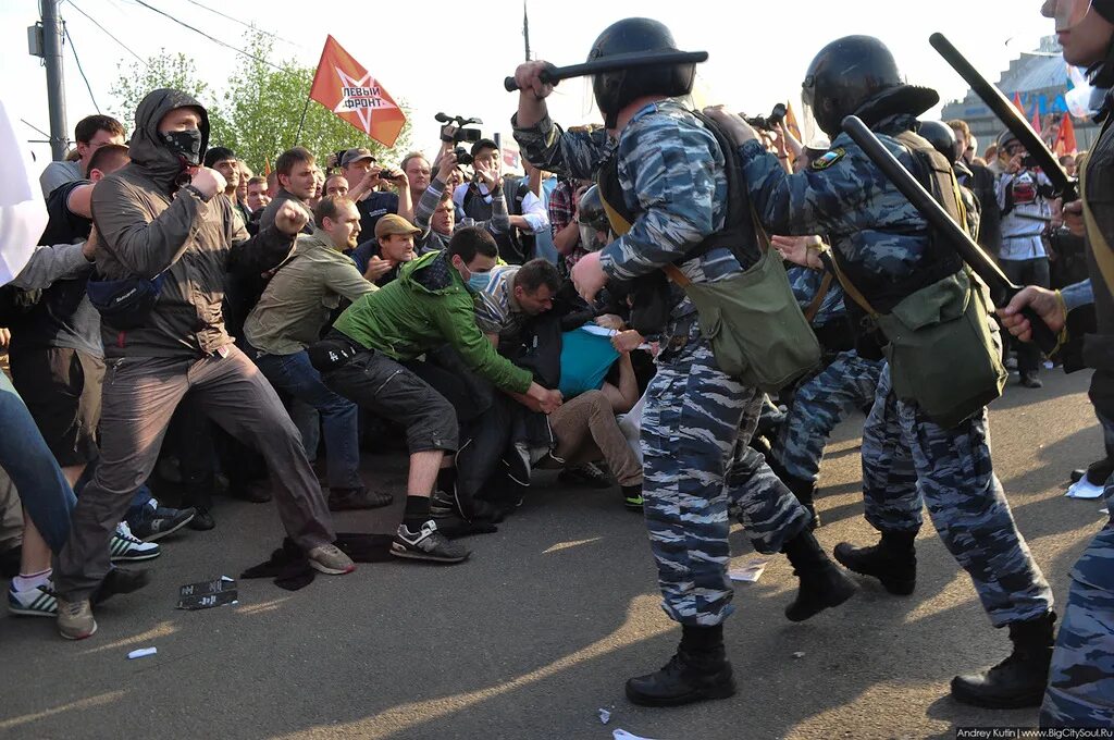 Агрессия толпы. Агрессивная толпа. Агрессивные митингующие.