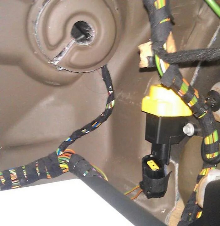 Кнопка аварийного отключения бензонасоса Форд фокус 2. Кнопка бензонасоса Форд фокус 1. Аварийный выключатель бензонасоса Форд Фиеста. Ford Transit 2015 кнопка аварийного отключения топлива. Отключение подачи топлива