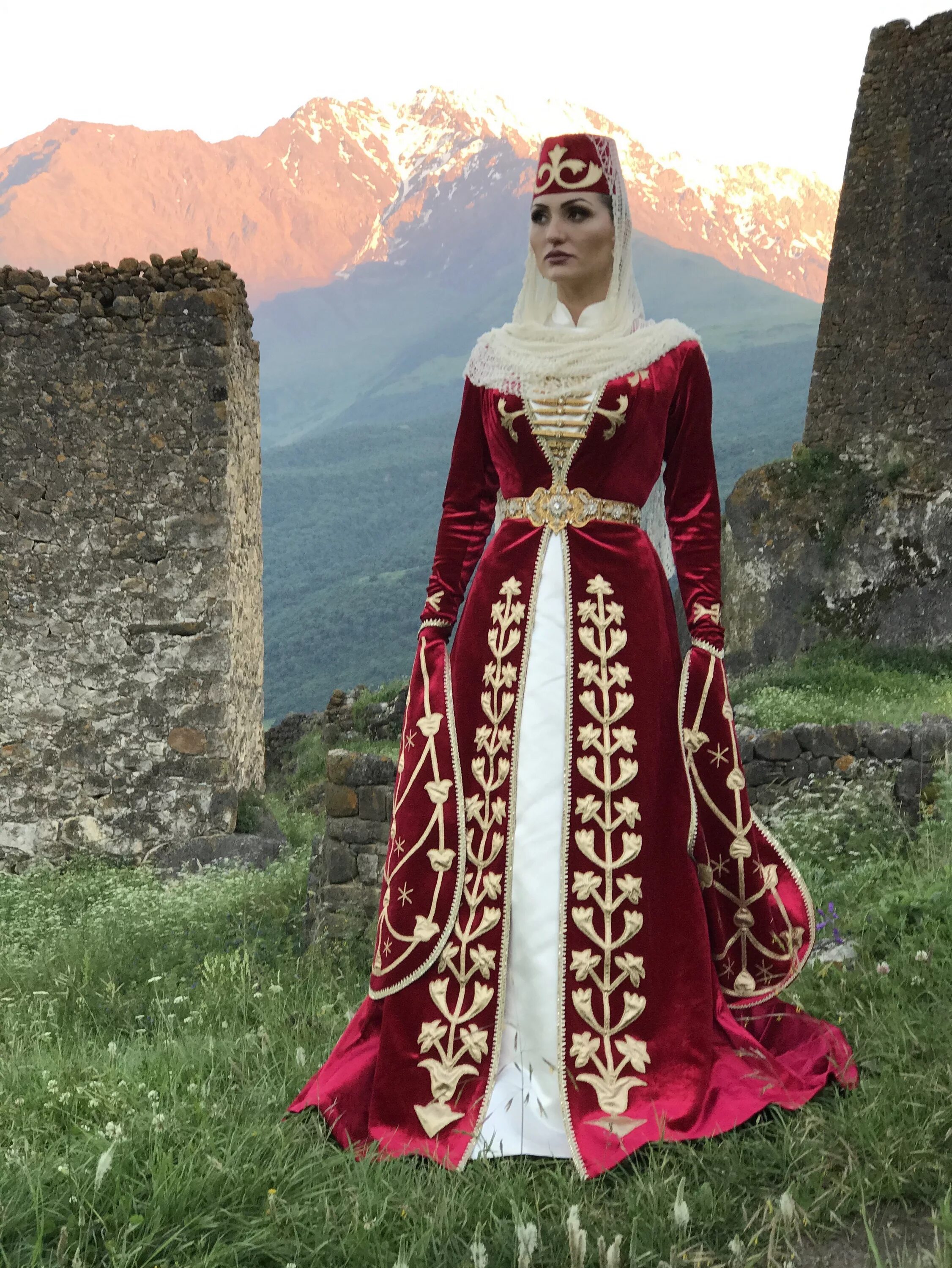 Костюм осетина. Национальный костюм карачаевцев. Нац костюм Северной Осетии. Национальное платье карачаевцев. Северная Осетия Алания национальный костюм.