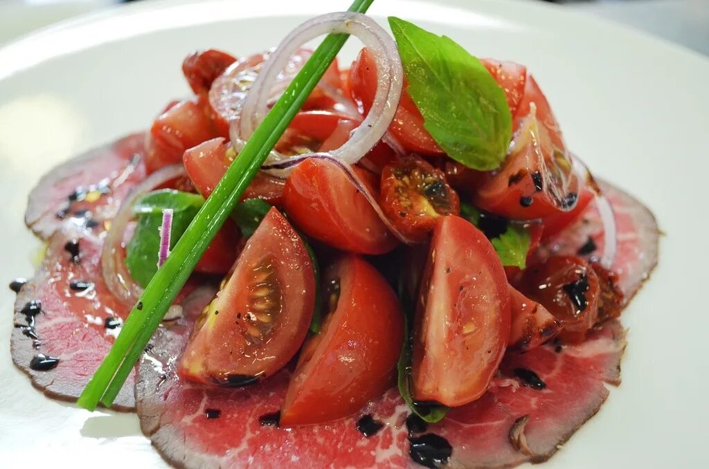 Салат руккола с ростбифом. Ростбиф салат с томатами. Ростбиф салат с томатами. Ростбиф салат с томатами. Салат с ростбифом и черри конфи.