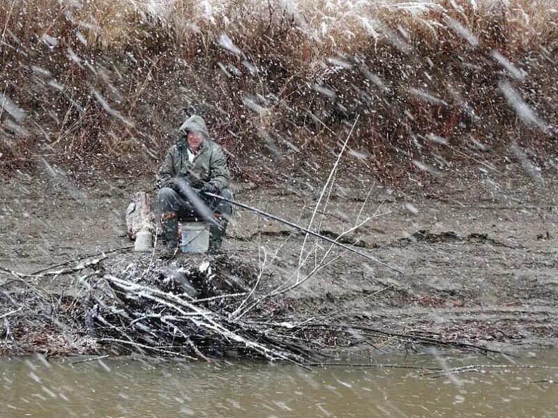 Ловить погоду. Рыбалка в непогоду. Рыбалка в дождь. Рыбалка в плохую погоду. Рыбак в плохую погоду.