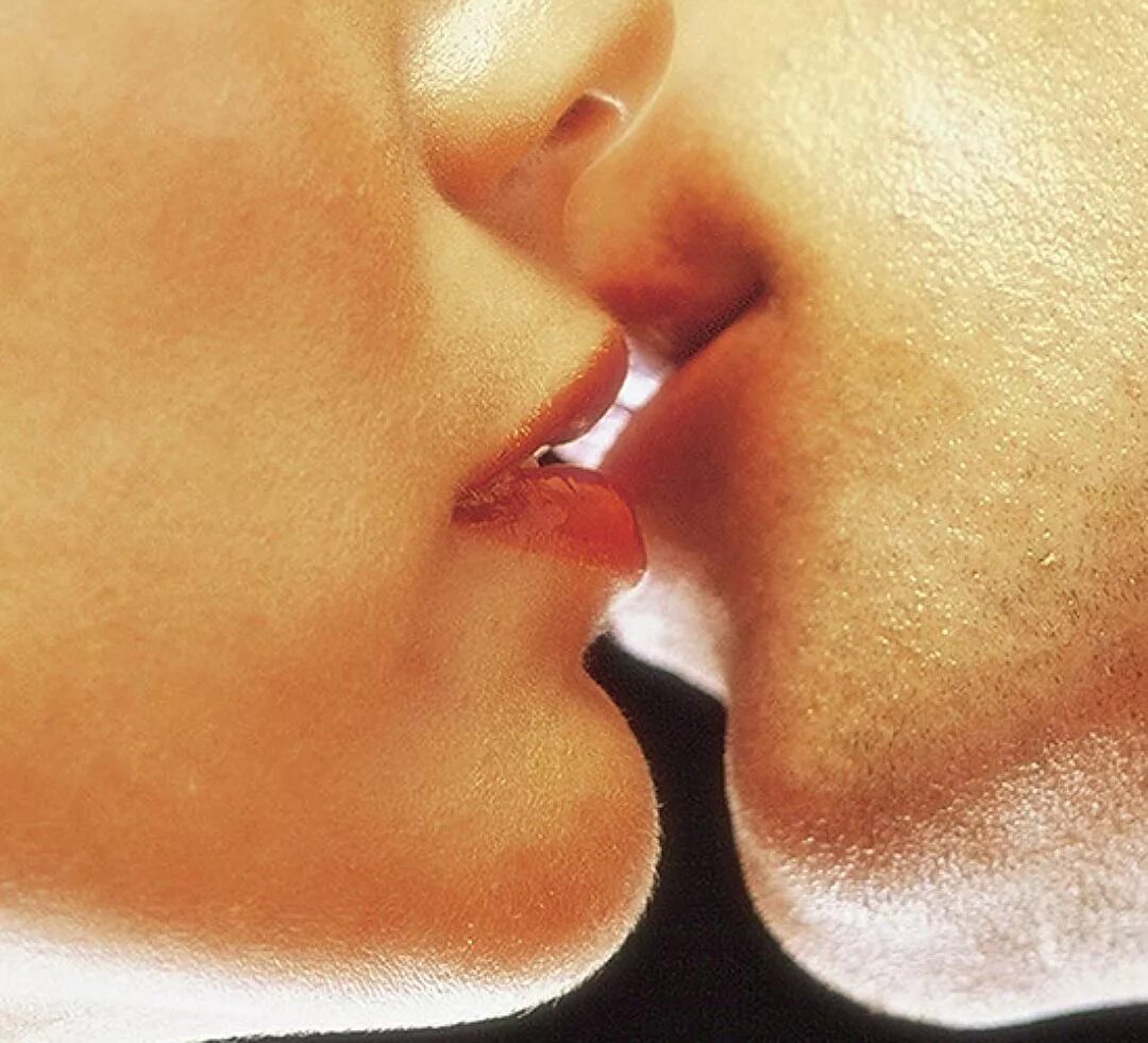 Мужчины страстно целуются. Нежный поцелуй. Поцелуй в губы. Красивый поцелуй. Губки поцелуй.