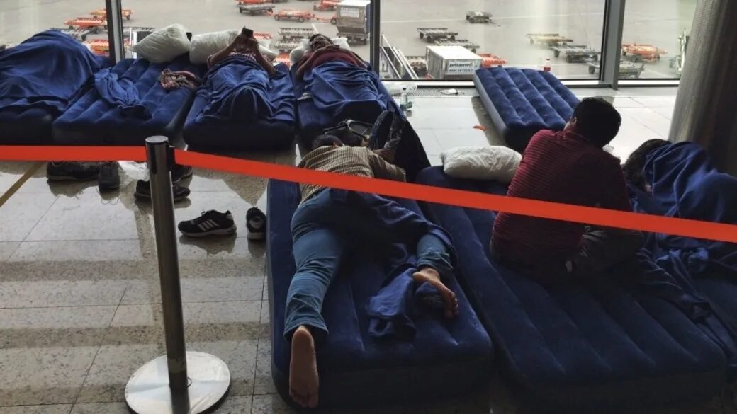 Лежачие кресла в аэропорту Шереметьево. Лежаки в аэропорту. Ночевать в аэропорту. Поспать в москве