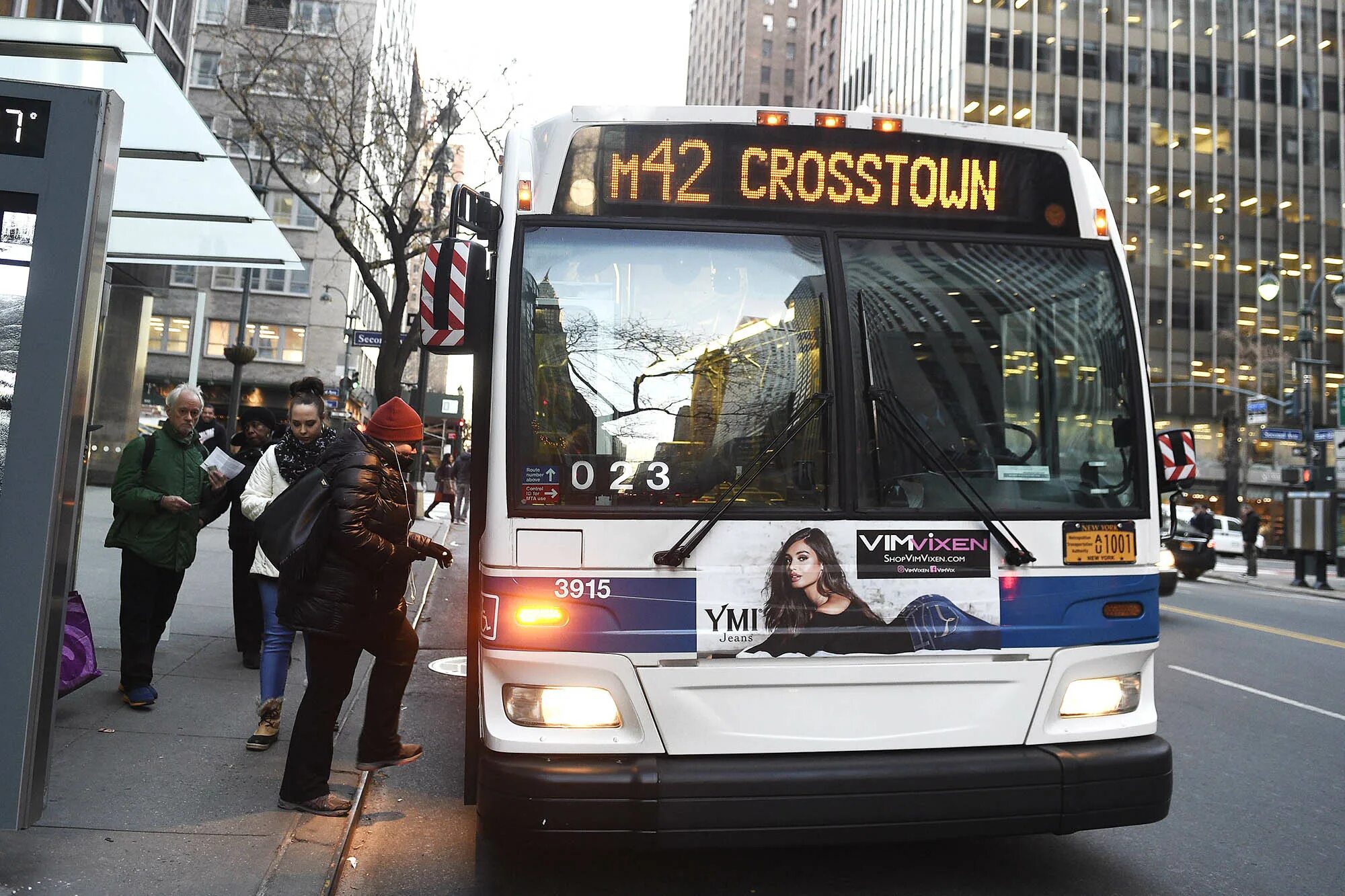 Городские автобусы иностранные. Лондон автобус. Автобусы нью-йорка. Американские автобусы 70-х. Американский автобус двухэтажный.