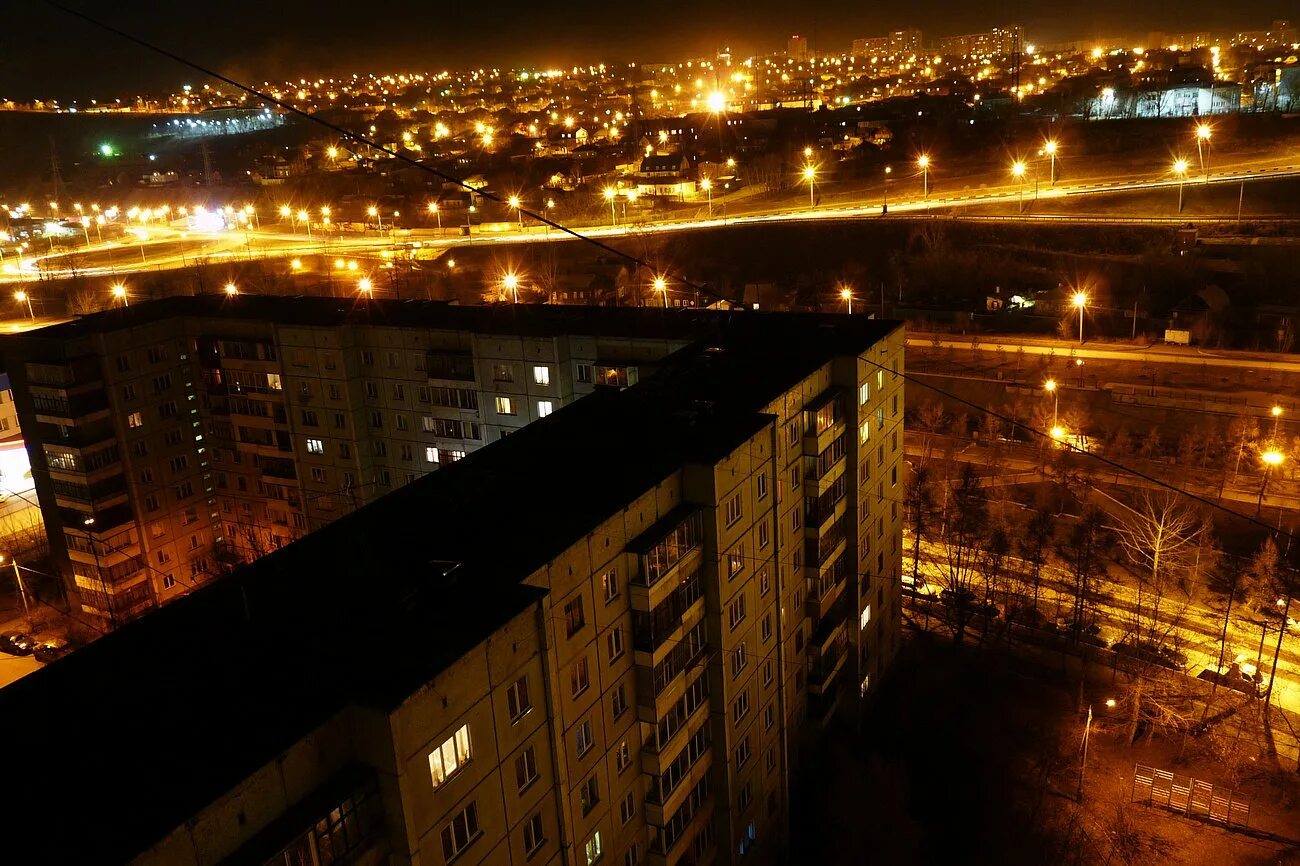 Днем высокое ночью низкое. Вид с крыши ночью октября 2020 Новокузнецк Центральный район. Вид с крыши 9 этажки ночью. Вид с крыши 16 этажки Ясенево. Крыша вечером.