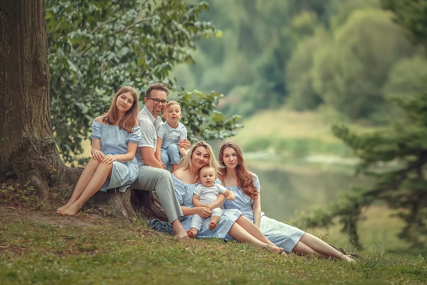 Четыре девочки в семье. Семейная фотосессия на природе. Семейная фотосессия на природе летом. Летняя фотосессия на природе. Семейная фотосъемка на природе.