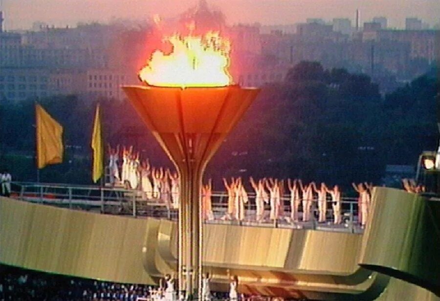 Сергей белов олимпийский огонь. Олимпийский огонь москве. Олимпийский огонь москве. Всемирная эстафета олимпийского огня. Факел московской олимпиады 1980.