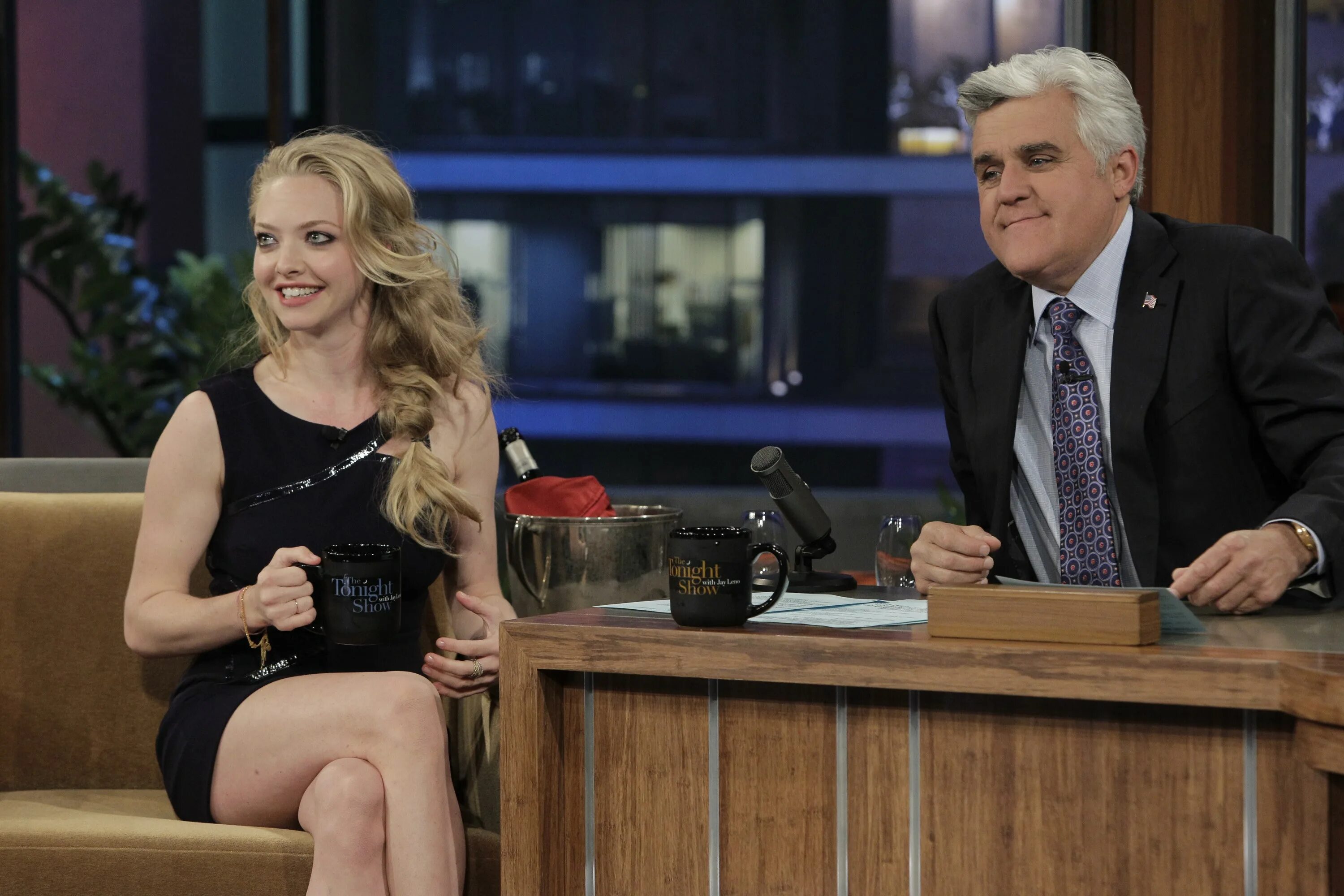 W shows. Amanda-Seyfried-at-the-Tonight-show-with-Jay-Leno-1. Кристен Стюарт на шоу Джимми Фэллона.