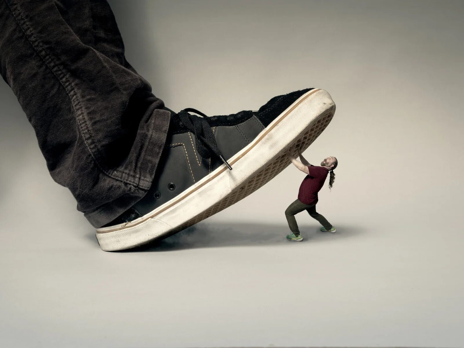 Сбежавшие вещи. Человек наступает. Человек в огромных ботинках. Человек под ногой. Креативная обувь.