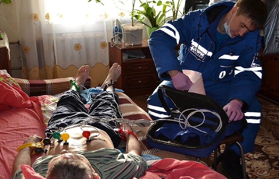 Вызов фельдшера на дом. Фельдшер и пациент. врачи скорой помощи на вызове. фельдшера на вызове в квартире.