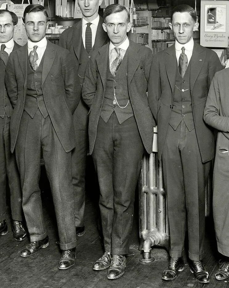 В 20 годы был стиль. Англия 1920е мода. Англия 1920е мода мужская. Мужская мода в Англии 1910 года. Мода 1930х годов мужчины Англия.