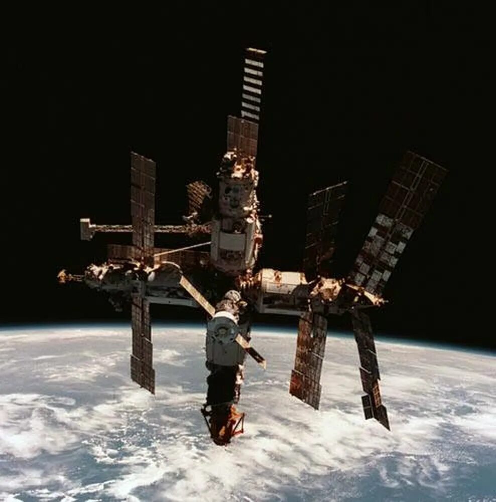 Mir. Мир (орбитальная станция). Международная станция мир. В тихом океане затоплена орбитальная станция «мир». МКС 2005.