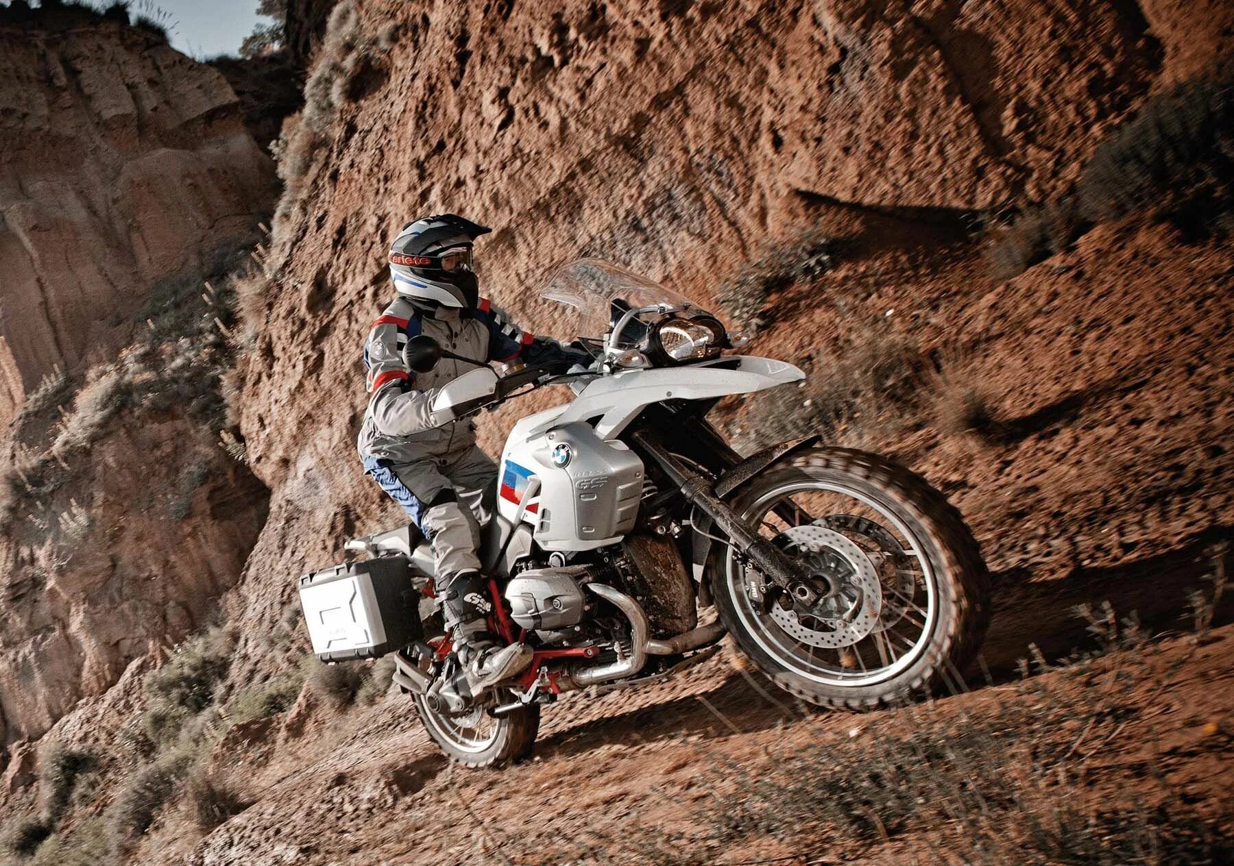 Дорожные эндуро мотоциклы. Derbi 125. F800gs f700gs. Dl1000 v-strom. Мотоциклы бмв турэндуро концепт.