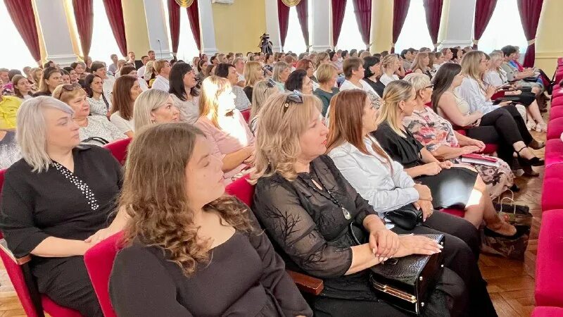 Собрание учителей в зале. Темы выступлений на педсоветах в школе. Педагогический совет в школе. Нагрудный знак за гуманизацию школы санкт-петербурга. Выступление на педсовете 2023.