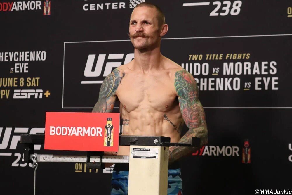 Эдди винланд с усами. Картинка изобретения сержа ароша и дэвида уайнленда. Эдди вайнленд. О’мэлли эдди уайнленд. Вайнленд.