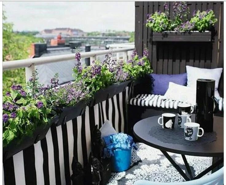 Открытый балкон с цветами. Балкон с барной стойкой. Balcon day. Интерьер открытого балкона. Кресло на балкон.