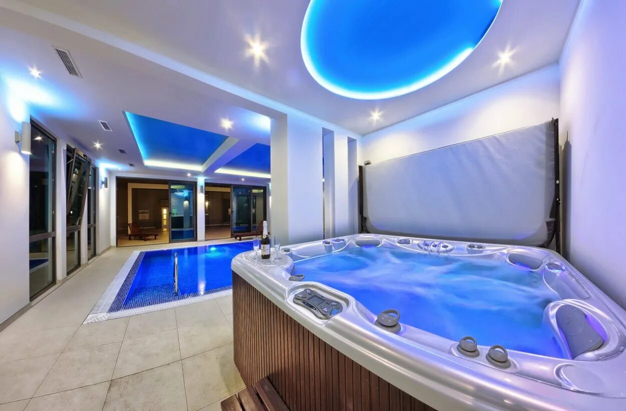 Коттедж бассейном и баней посуточно. Victoria spa джакузи. джакузи в коттедже. коттедж с бассейном и джакузи. бассейн с джакузи в гостинице.