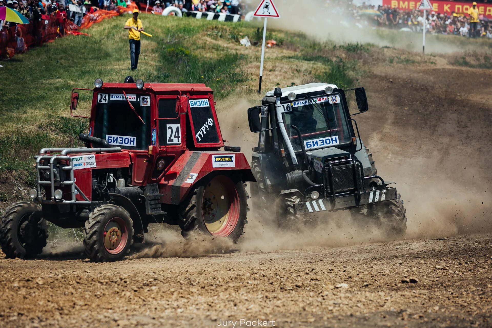 Первое бизон трек шоу 2002. Трактор проходимый. Трактора бизон трек шоу. Николай саньков - легенда гонок на тракторах в азове. Skrillex alvin risk fuji opener.