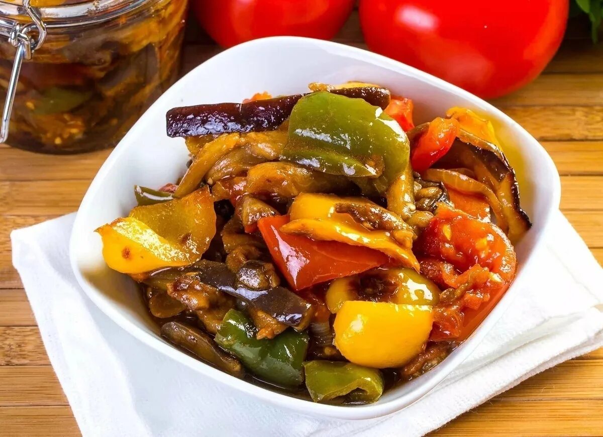 Запеченные баклажаны болгарский перец. Запеченные баклажаны и перец. Помидоры,перец и баклажаны. Баклажаны с перцем закуска. Закуска из баклажанов и перца.