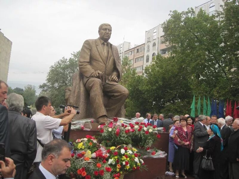 Смерть расула гамзатова. Памятник р.г. Гамзатову в Махачкале. Памятник Расулу Гамзатову в Махачкале.