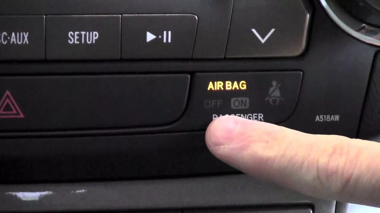 Airbag off. Тойота Королла отключение подушки безопасности. Кнопка отключения подушки безопасности. Toyota кнопка a off. Кнопка отключения airbag.