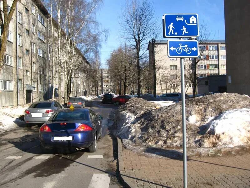 Движение в жилых зонах. Знак во дворе жилая зона. Знаки дорожного движения во дворе. Сквозное движение во дворах.