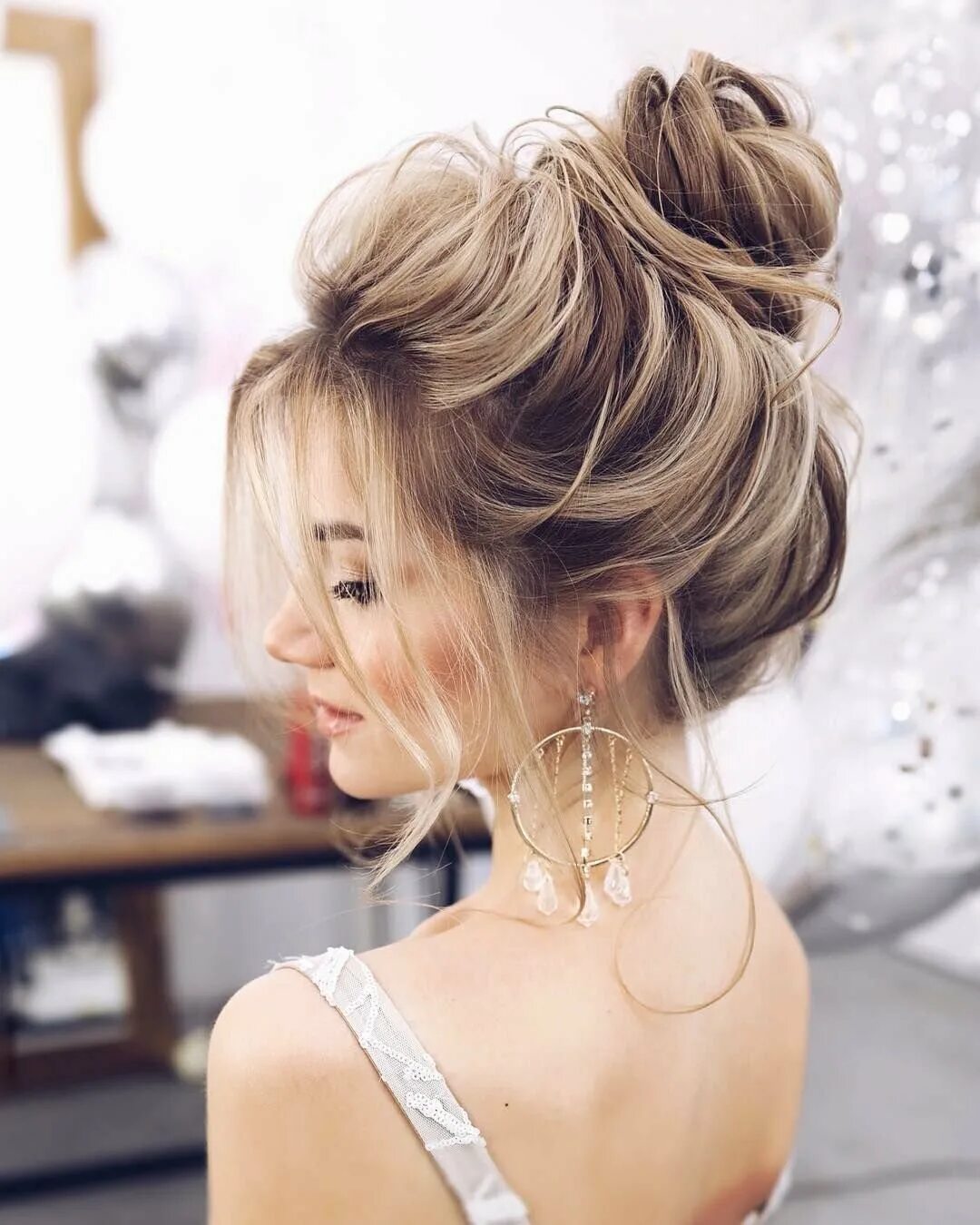 Прическа messy bun. Прическа собранные волосы. Небрежный пучекна средние волосы.