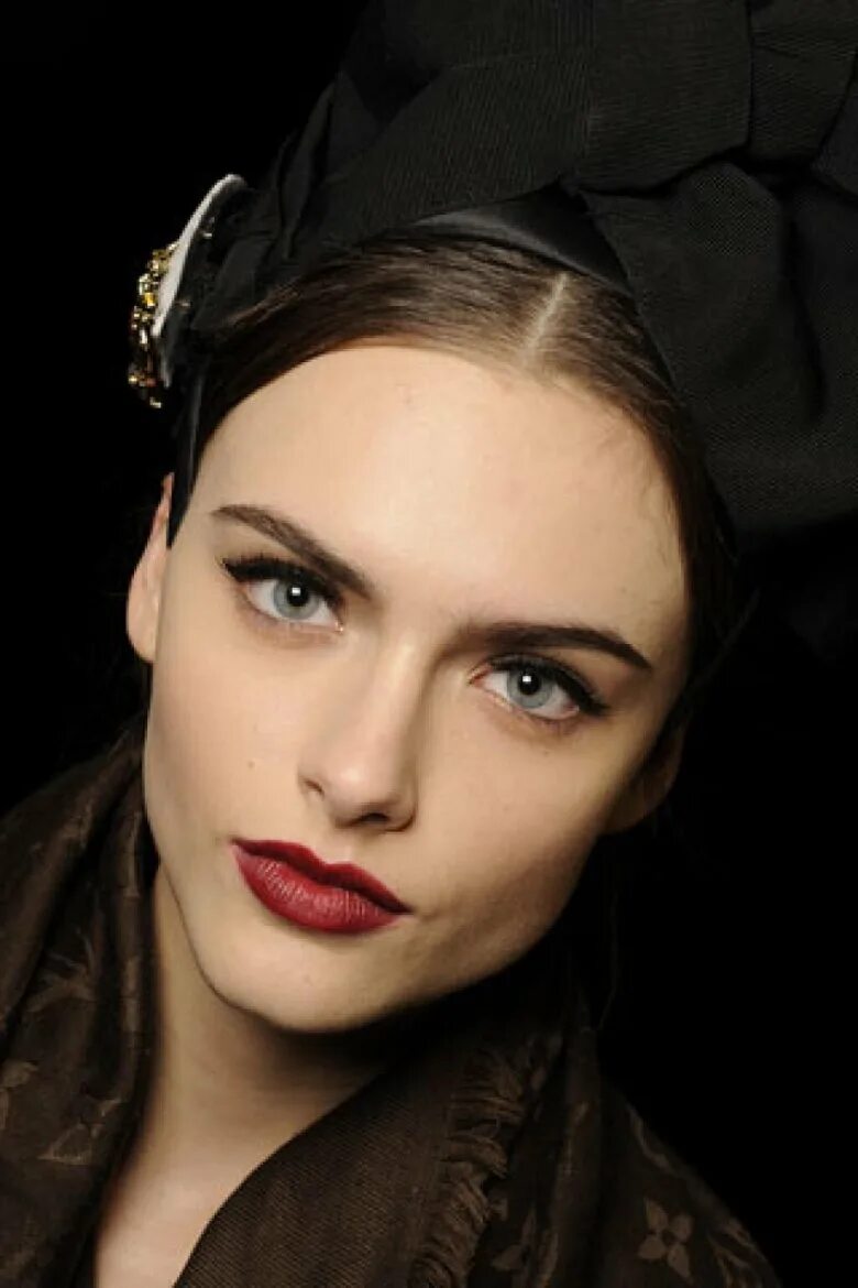 Илья чернядьев. Белла хадид впалые скулы. Острые черты лица. Фотомодель лицо. Острые девушки.