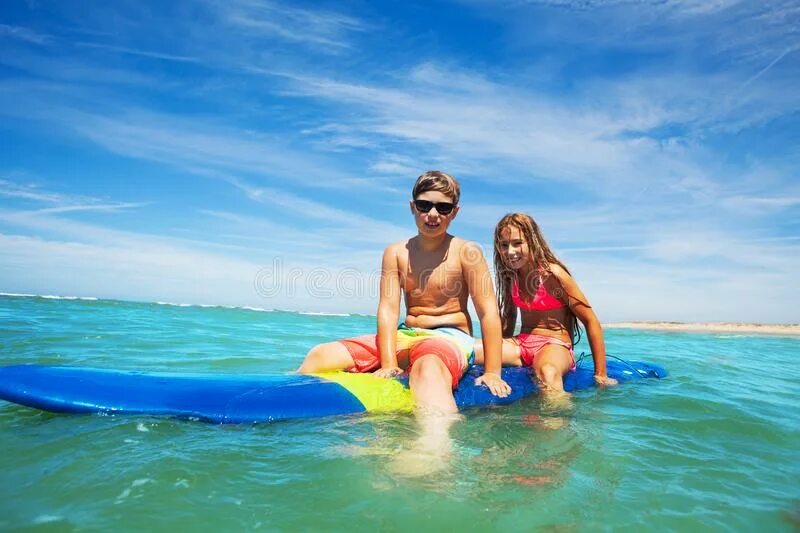 Брат и сестра купаются в море. Sister brother Beach. My sister to Swim in the Sea.. My sister swimming