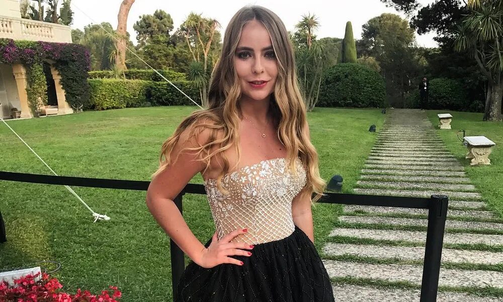 Александра жулина 2020. Сколько лет александре жулиной. Саша жулина. Алексия дочь навки. Саша жулина певица.