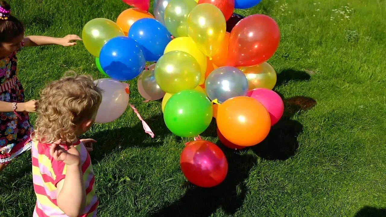Надуть шары видео. Дети лопают шарики. Лопать воздушные шарики. Надуваем воздушные шары. Девочка лопает шарики.