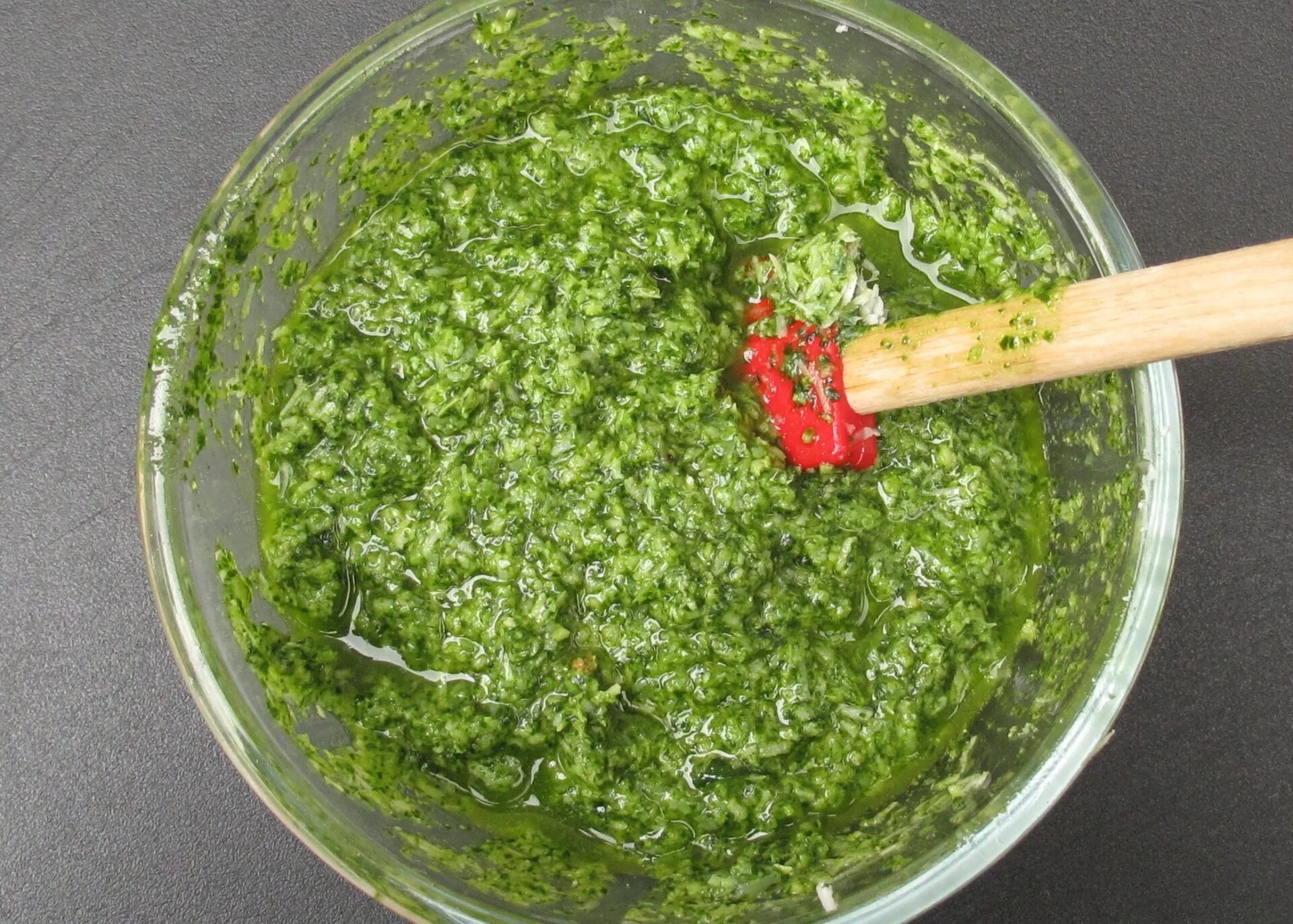 Черемша на мясорубке на зиму. Закуска из шпината и черемши. черемша блюдо. соус из черемши. черемша в томате.