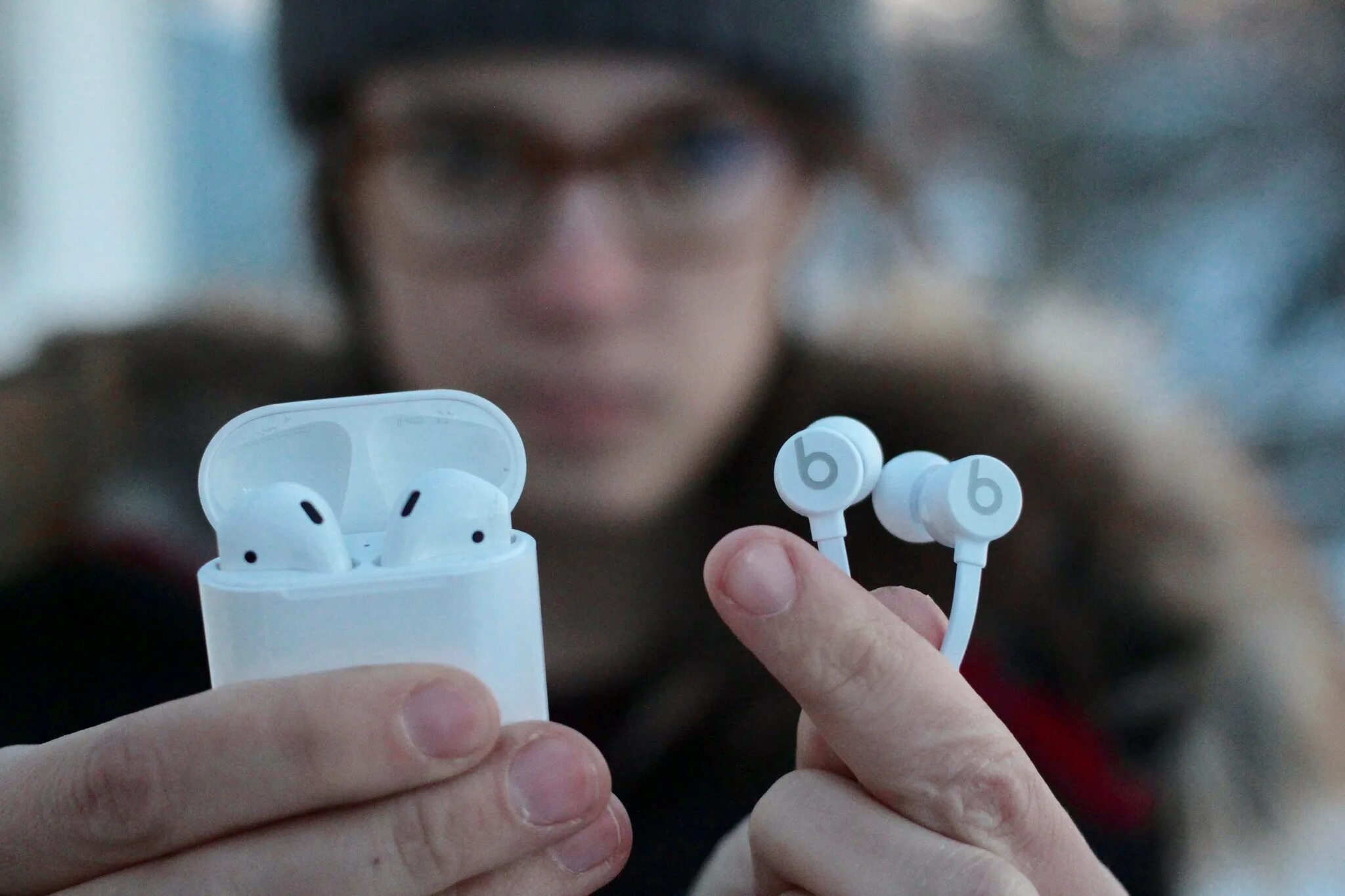 Аирподс 2. Аирподс 2. Airpods стали тихими что делать. Airpods стали тихими что делать. Airpods подключается один наушник.