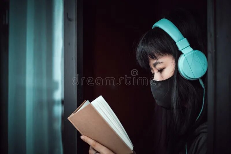 Девушка читает в наушниках. Девушка в наушниках с книгой. Человек в наушниках читает. Читать в наушниках. Наушники читают сообщения