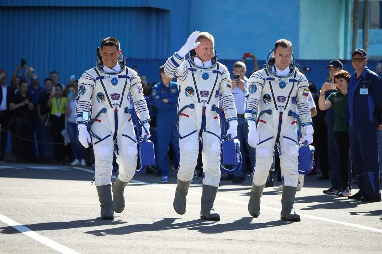 Космонавты 2022. Три космонавтов. Союз тма-04м. Три космонавтов. Шаблон космонавта для фотошопа.