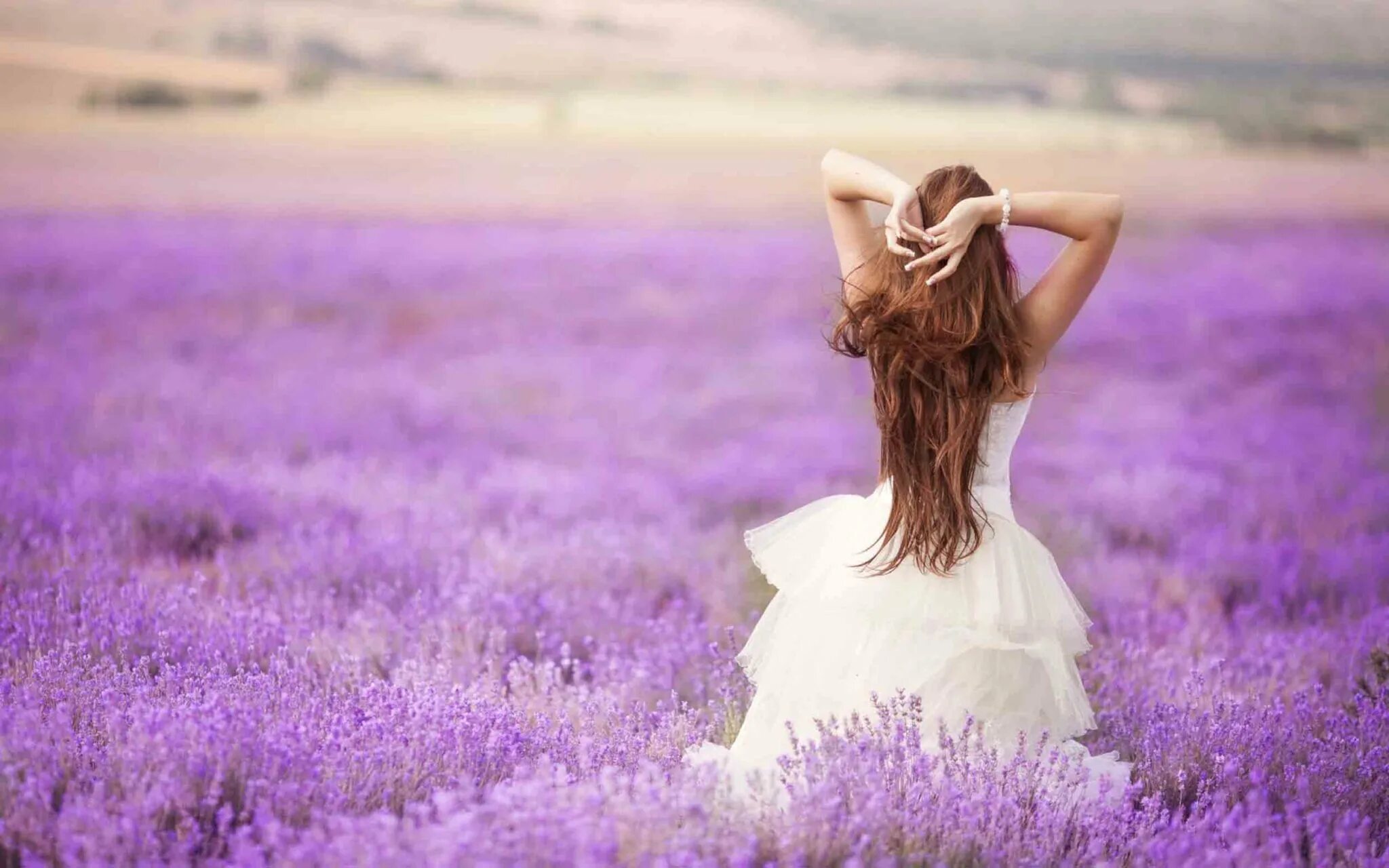 Девушка поле цветы. Девушка в фиолетовом платье. Девушка в лавандовом поле. Фотосессия в лавандовом поле.