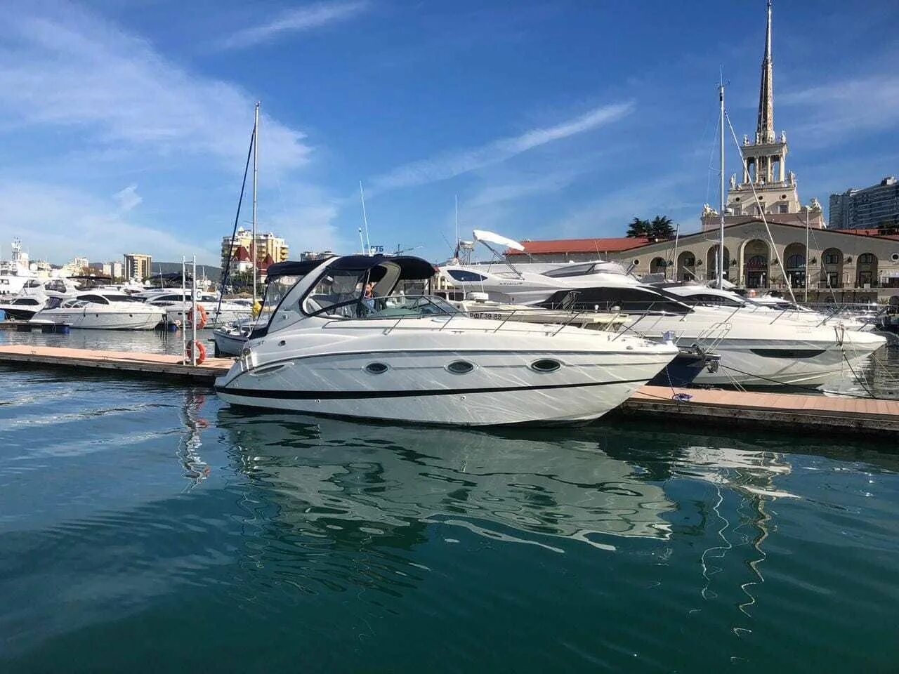 Яхта mira сочи. Морпорт сочи яхты. Арендование яхты сочи. Яхта стоит в сочи. Яхта багратион сочи.