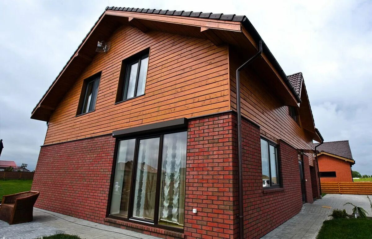 Комбинированные фасады домов из кирпича и штукатурки. Комбинированные кирпичные фасады. Красивые фасады комбинированных домов. Отделка дома кирпич и штукатурка. Оштукатуренный кирпичный дом.