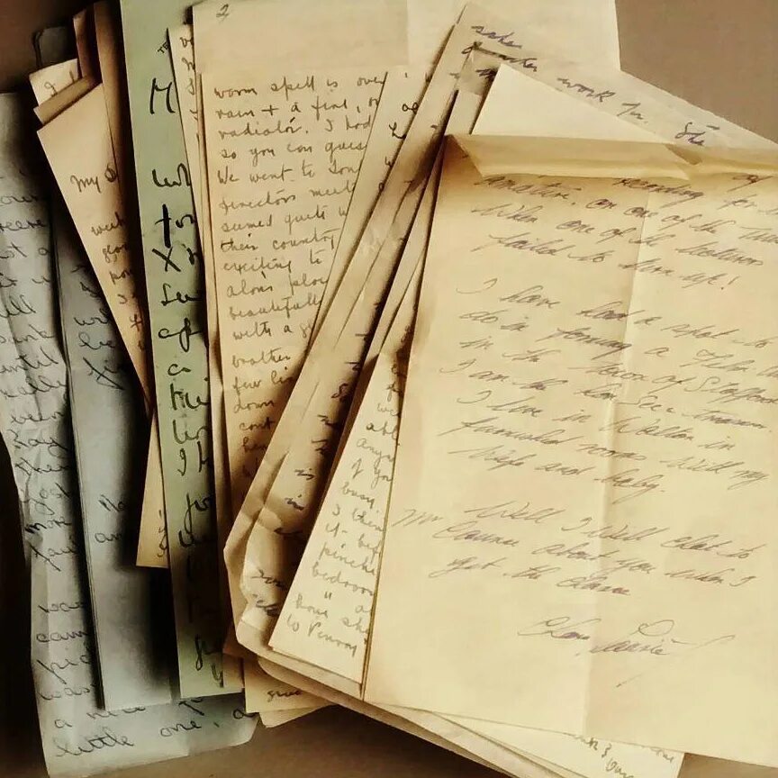 Разложенные на столе бумаги. Письмо Эстетика. Старинные письма Эстетика. Старинная бумага. Старинное письмо.